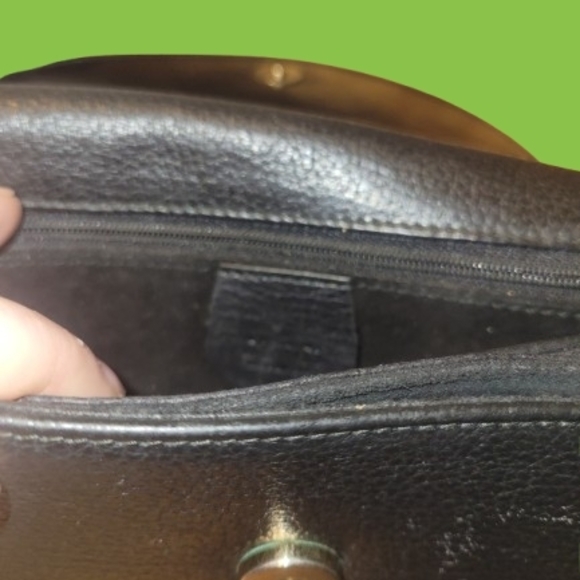 Gucci Classic Black Leather Shoulder Bag - Picture 6 of 10